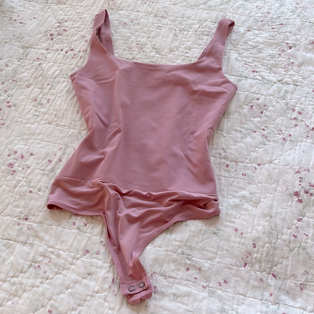 𝗘𝗫𝗣𝗥𝗘𝗦𝗦 Body Contour Textured Square
Neck Bodysuit! Only used once.